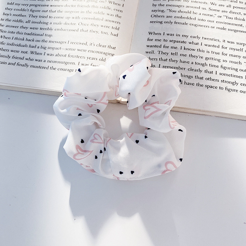 Резинка для волос тканевая белая с сердечками