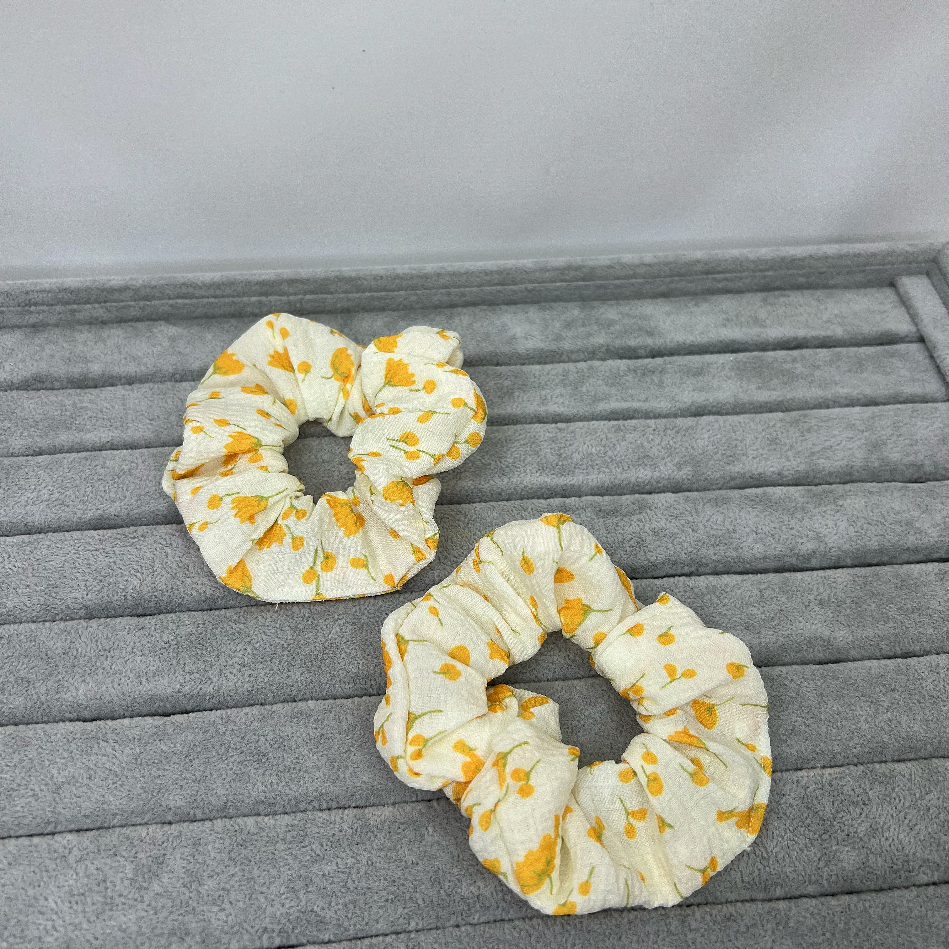 Резинка для волос желтая "Цветочки"