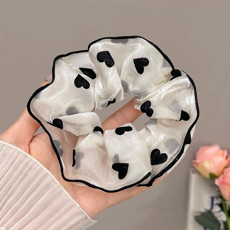 Резинка для волос белая с черными сердечками