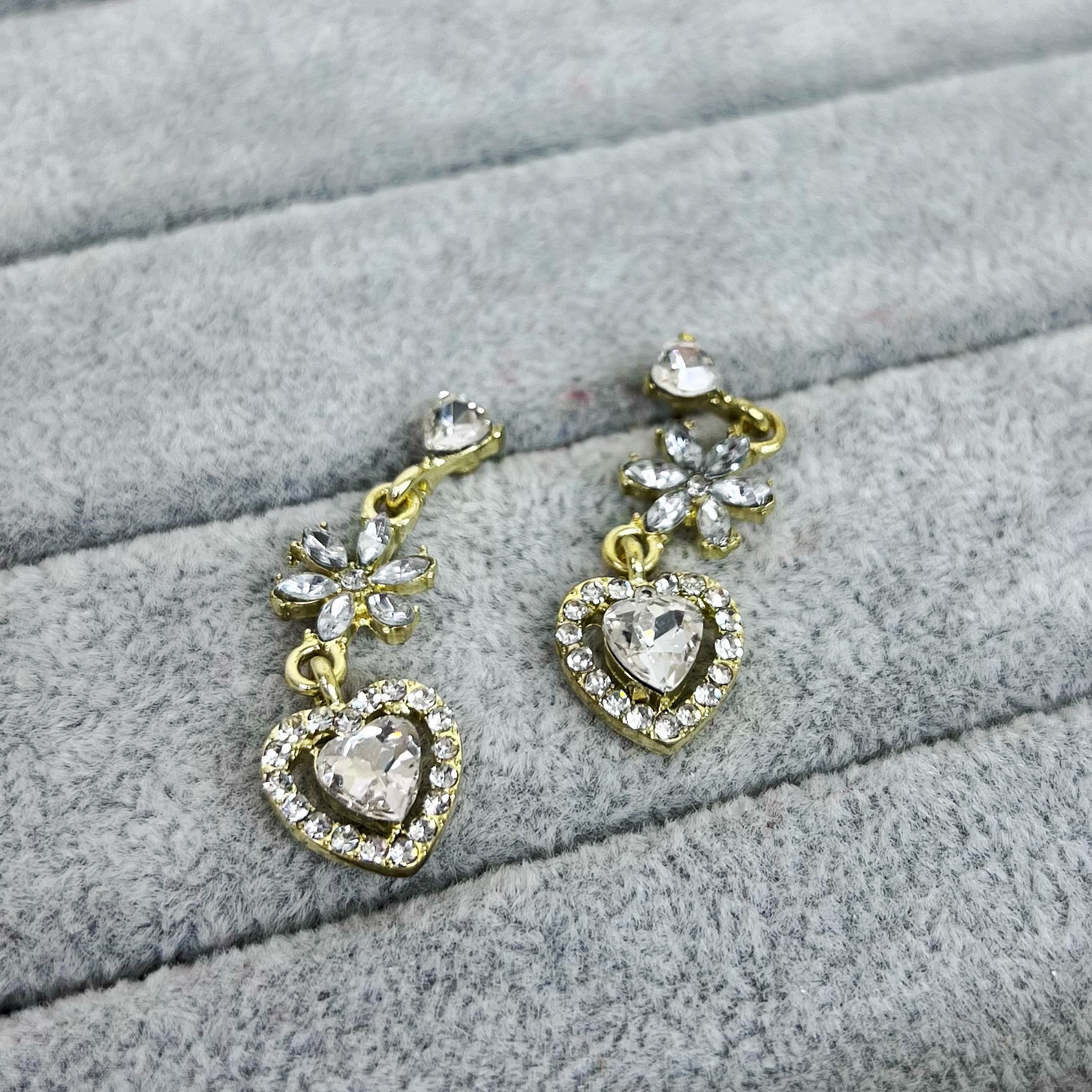 Серьги "Сердце и цветочек сверху" из страз