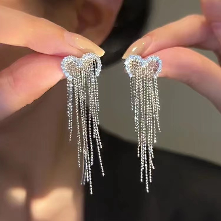 Серьги "Сердце со стразами и большим количеством висюлек"