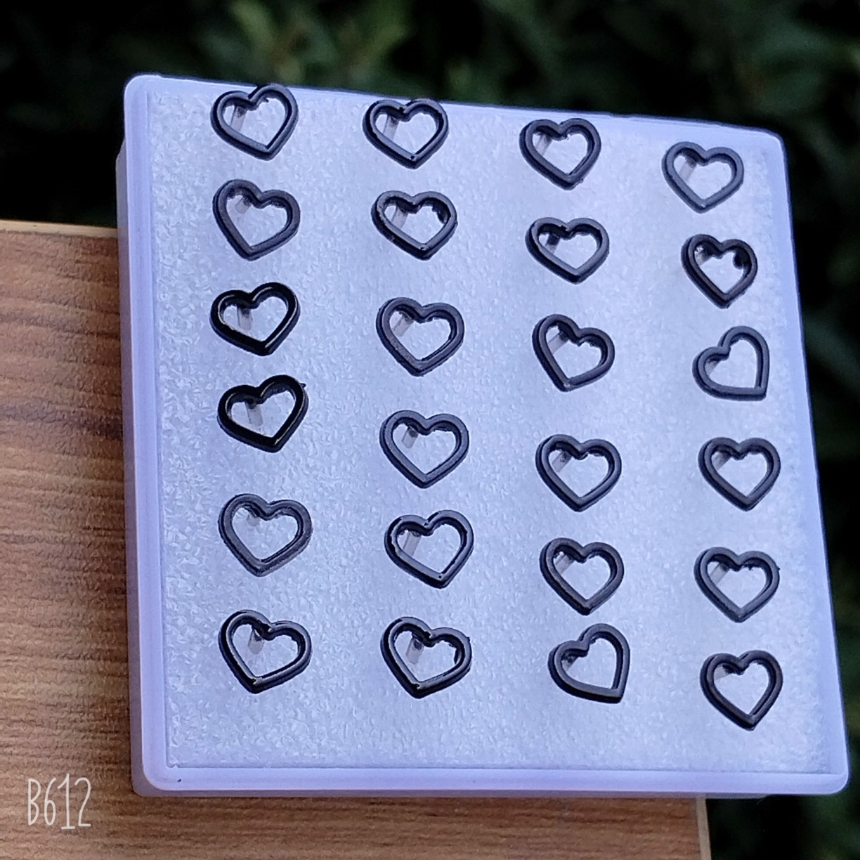 Серьги-гвоздики на палетке "Сердечко черное" (цена за пару)