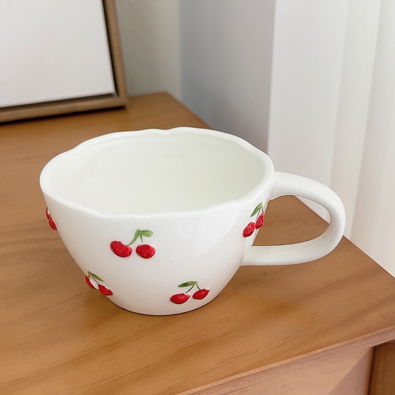 Кружка 220мл белая "Красные вишенки"